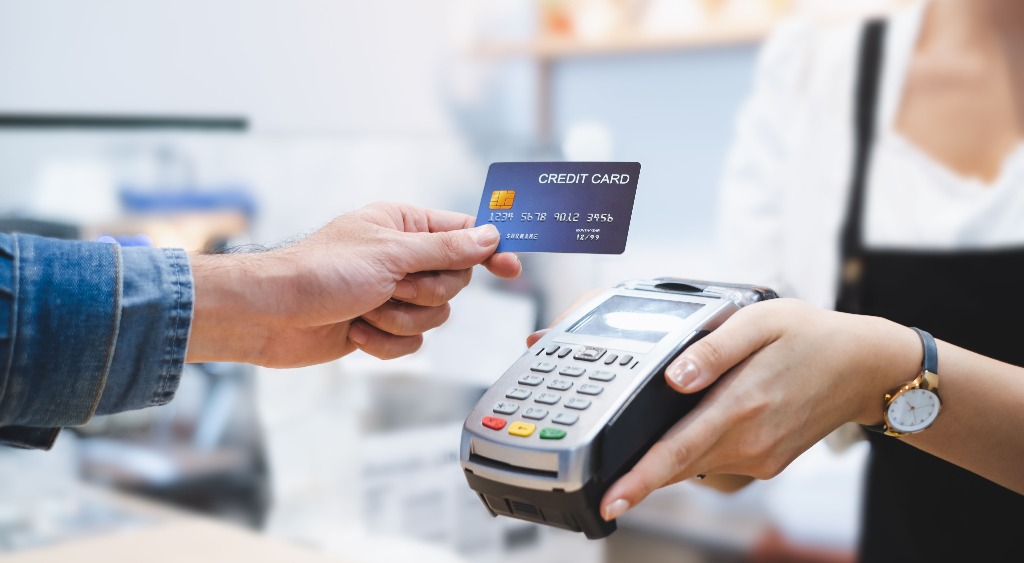 Expert tips on how to keep track of your credit card